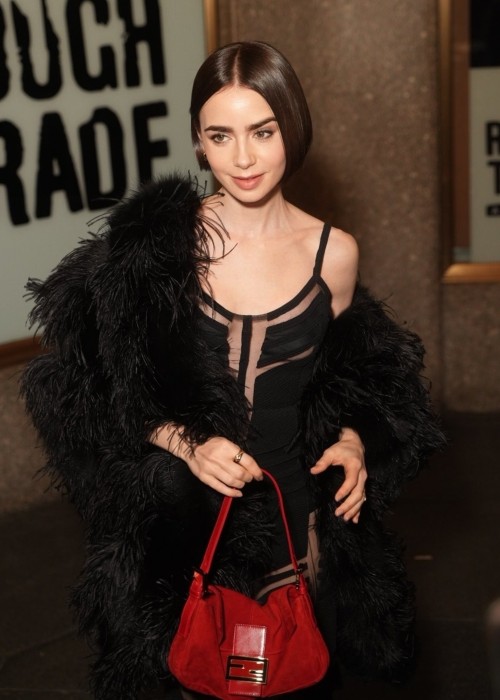 Lily_Collins_outside_a_taping_of___The_Tonight_Show___in_New_York_12-09-2025002381cff09d4bdb1f82.jpg