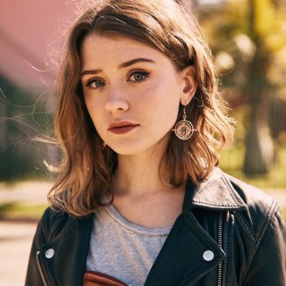 Maisie-Peters-R158