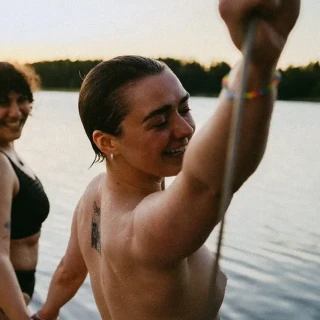 Maisie-Williams-R033