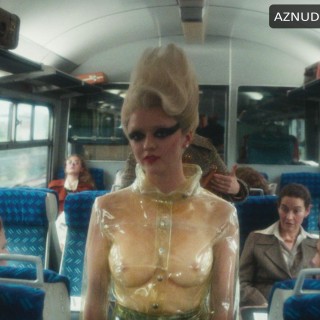 Maisie-Williams-R044