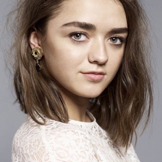 Maisie-Williams-R048
