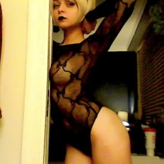 Maisie-Williams-R057