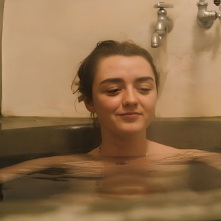 Maisie-Williams-R083