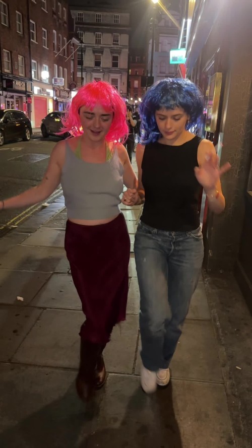 Maisie-Williams-and-Joey-King325b4b6d7a776f99.mov