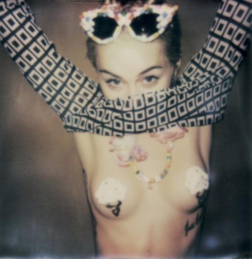 Miley-Cyrus-V-Magazine-Nude-Photoshoot-Jan-2015-06d7ac88a07f62db01.jpg