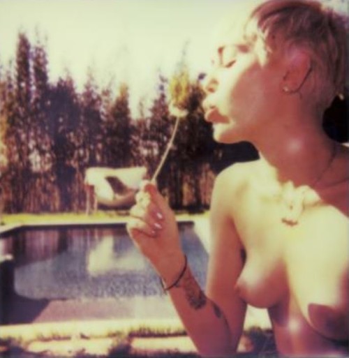 Miley-Cyrus-V-Magazine-Nude-Photoshoot-Jan-2015-07f9d3bc23d0c4d485.jpg