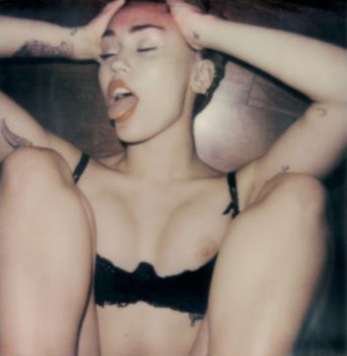 Miley-Cyrus-V-Magazine-Nude-Photoshoot-Jan-2015-11ab93b60d63f06d3c.jpg