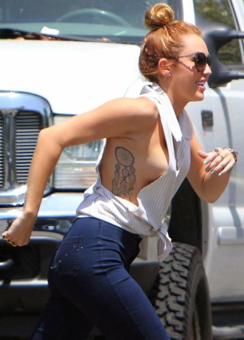 Miley_Cyrus0253a7376d3a3d74e8fc.jpg