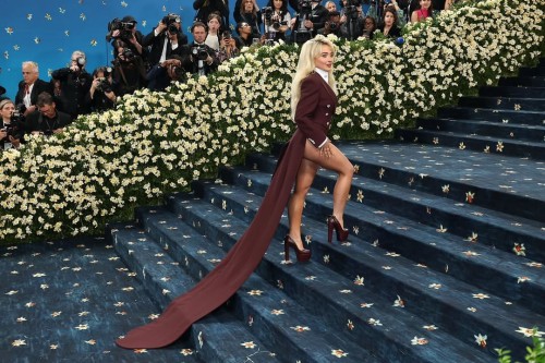 NEW--Sabrina-Carpenter-at-the-2025-Met-Gala-in-New-YorkMay-5-2025sabrinacarpenter-sabrinacarpenteredit-sabrinacarpenteredits-teamsabrina-sabrinacarpenterupdates-emailsicantsendtour-ema2ed8394fbfd630ac.jpg