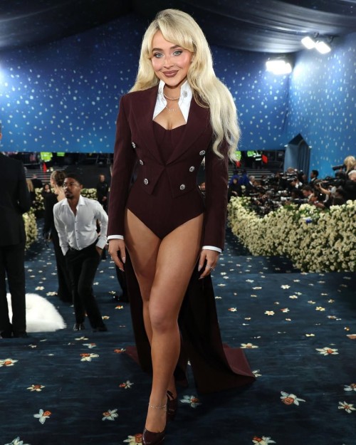 NEW--Sabrina-Carpenter-at-the-top-of-the-stairs-at-the-2025-Met-Gala-in-New-YorkMay-5-2025sabrinacarpenter-sabrinacarpenteredit-sabrinacarpenteredits-teamsabrina-sabrinacarpenterupdate71fbf89806e596f7.jpg