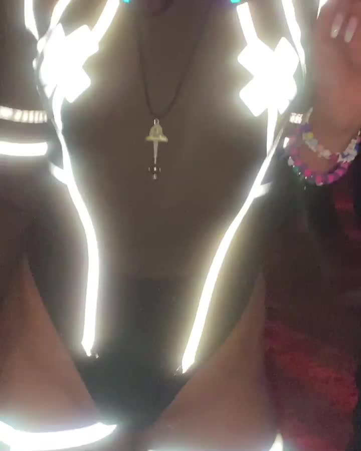 Obsessed-with-this-outfitGet-it-on-iheartraves-with-code-DESTINY-for-a-discount69b5bd01715f3dce.mp4