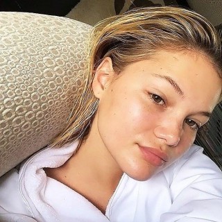 Olivia-Holt-R034