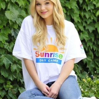 Olivia-Holt-R037