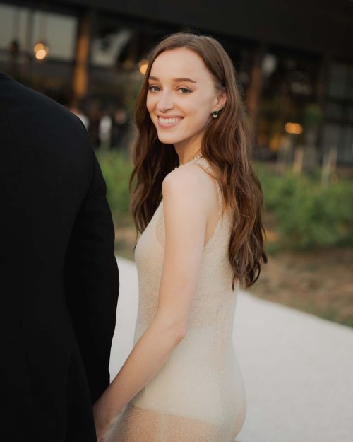 Phoebe-Dynevor-R001a38f1733d8df1df8.jpeg