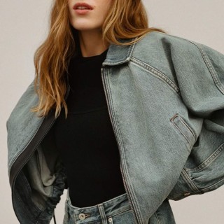 Phoebe-Dynevor-R0086b49377a949690ac