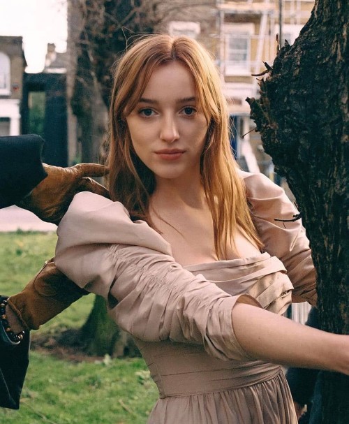 Phoebe-Dynevor-R0243e00837f1ce91e3e.jpg