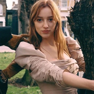 Phoebe-Dynevor-R0243e00837f1ce91e3e