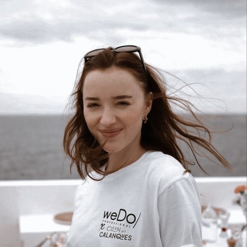 Phoebe-Dynevor-R028350fce90176a1aa4.jpg