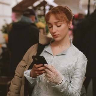 Phoebe-Dynevor-R031e3da5e97ebb0652a