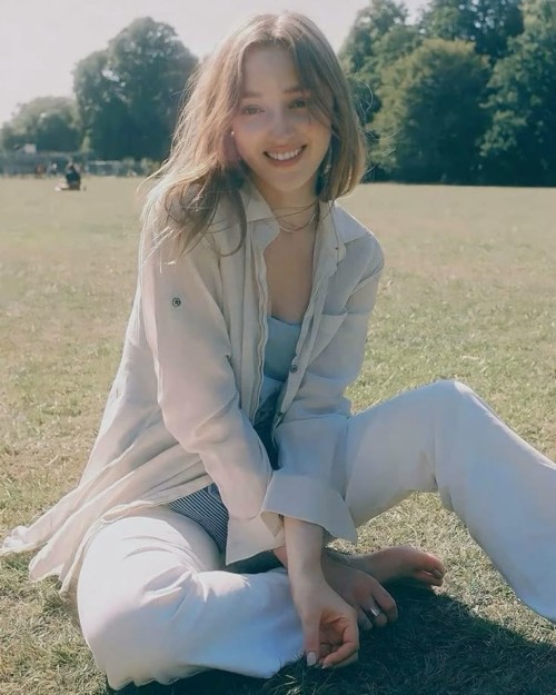 Phoebe-Dynevor-R0322a1073373fbab625.jpeg