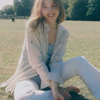 Phoebe-Dynevor-R0322a1073373fbab625