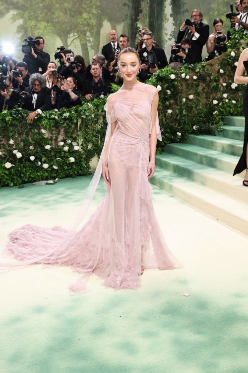 Phoebe-Dynevor-R035388d9f52e99d936e.jpg