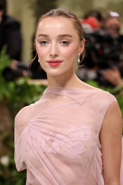 Phoebe-Dynevor-R0378b26f466d78ba5dd.jpg