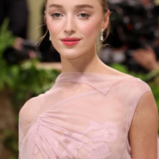 Phoebe-Dynevor-R0378b26f466d78ba5dd