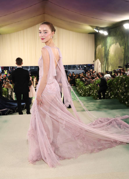 Phoebe-Dynevor-R039d2c09e6c13efa733.jpg