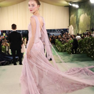 Phoebe-Dynevor-R039d2c09e6c13efa733