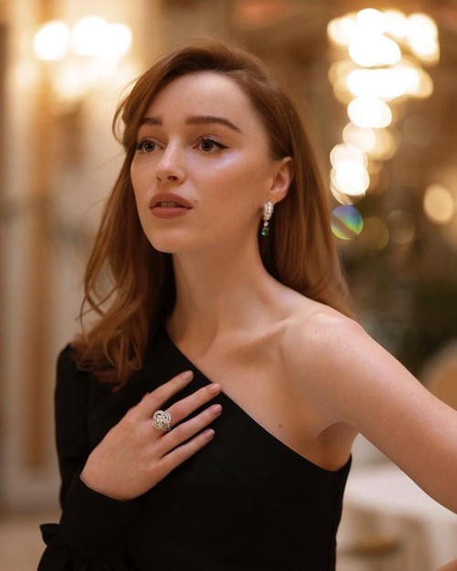 Phoebe-Dynevor-R04299556c7c3af78627.jpeg
