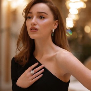 Phoebe-Dynevor-R04299556c7c3af78627