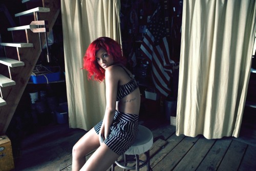 Rihanna-241ecaec66e562aa5b.jpg