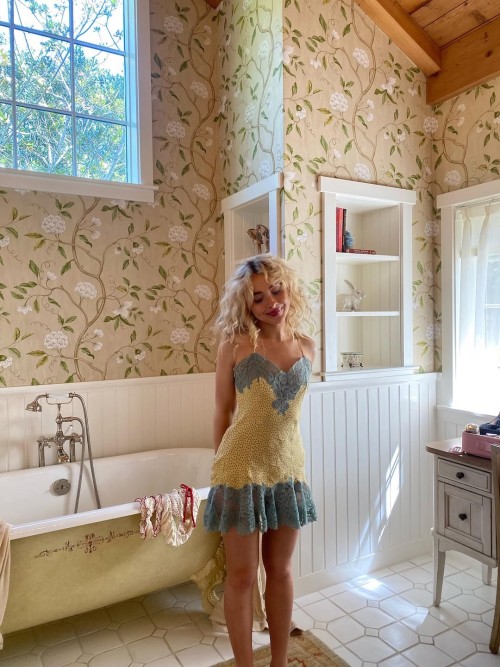 Sabrina Carpenter R003