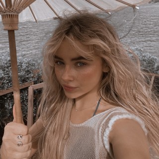 Sabrina-Carpenter-R009