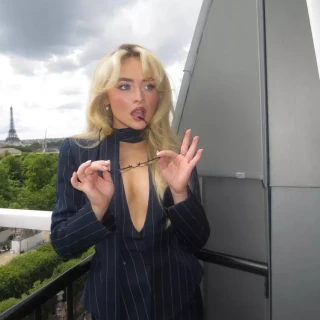 Sabrina-Carpenter-R013