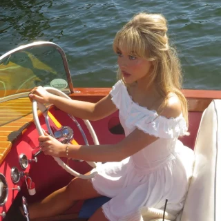 Sabrina-Carpenter-R021