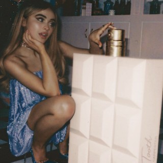 Sabrina-Carpenter-R031