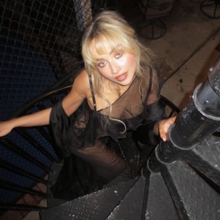 Sabrina-Carpenter-R035