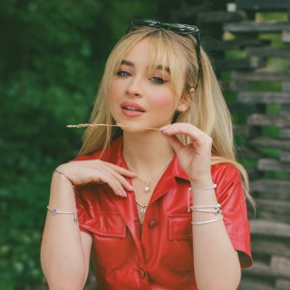 Sabrina-Carpenter-R057