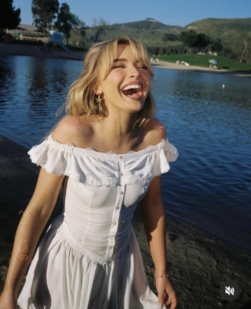 Sabrina Carpenter R084