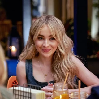 Sabrina-Carpenter-R099