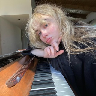 Sabrina-Carpenter-R129