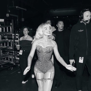 Sabrina-Carpenter-R137