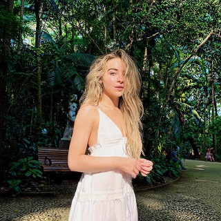 Sabrina-Carpenter-R153