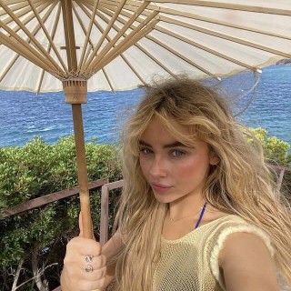 Sabrina-Carpenter-R154