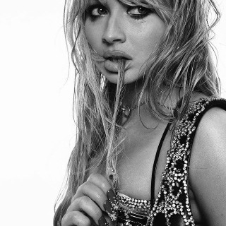 Sabrina-Carpenter-R159