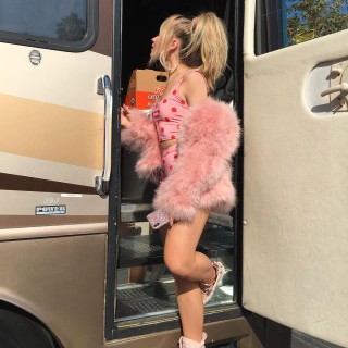 Sabrina-Carpenter-R166