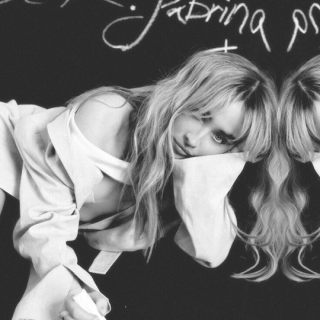 Sabrina-Carpenter-R171