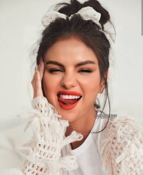 Selena-Gomez-R01919ebcc4a46a85f79.jpeg